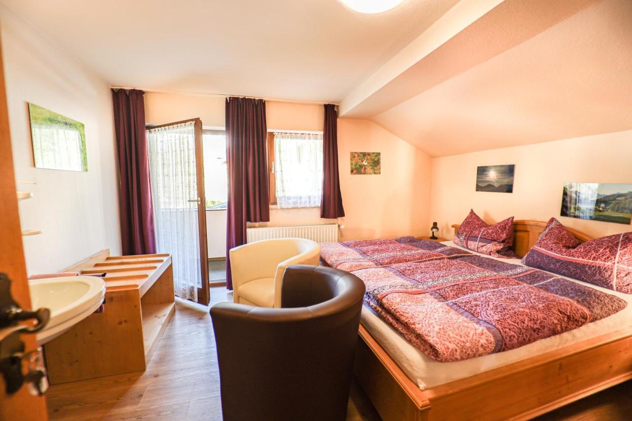 Doppel-/Zweibettzimmer mit Balkon